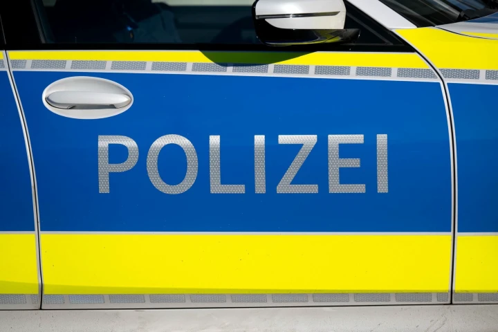Auto fährt in München in Menschengruppe