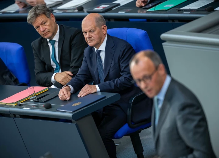 Wer überträgt Scholz gegen Merz und Co. live im TV und Stream?